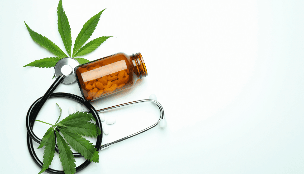 Stethoskop und daneben liegen Cannabispflanzen und Tabletten 